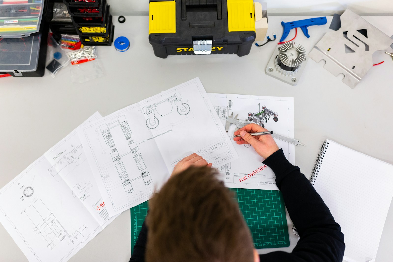 Técnico revisando componentes de una puerta automática